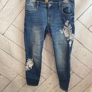 Like new Kut embroidered Janet Ankle Skinny